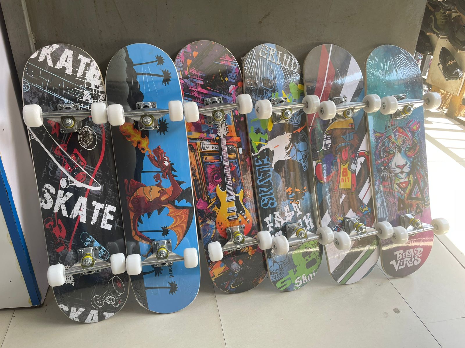 Long Skate Board 80cm long
✅With Grip Tape/ Antislide at the top
✅Rubber wheels 
✅Cool Graffiti designs