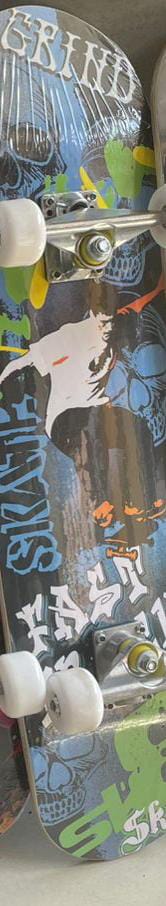 Long Skate Board 80cm long
✅With Grip Tape/ Antislide at the top
✅Rubber wheels 
✅Cool Graffiti designs