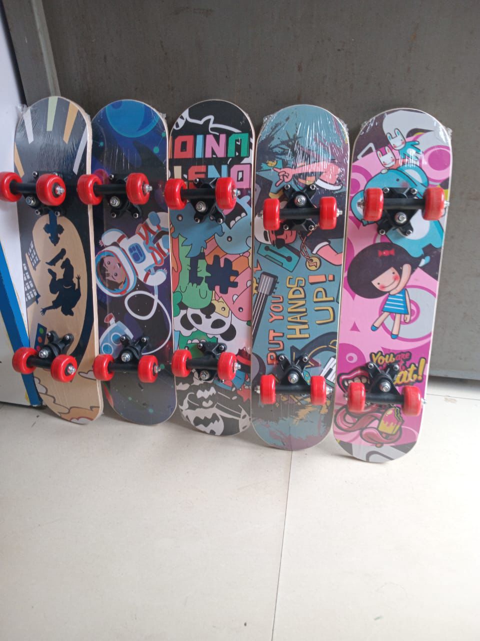 Small Skate board
✅Suitable for 10 years and below
✅60CM long