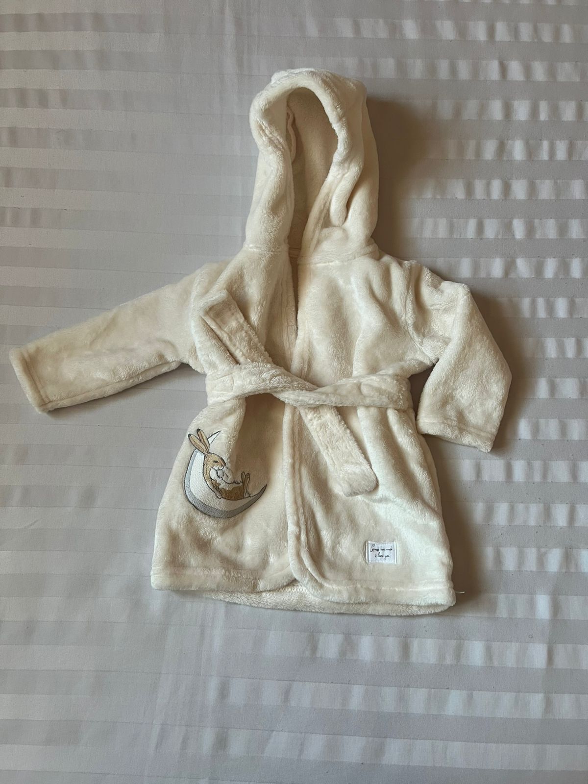 Thrift Kids Clothes- Bathrobe. Warm and Quality Kids Bathrobe. Age:3-6 Months. Comes with leg warmers As in the photo.