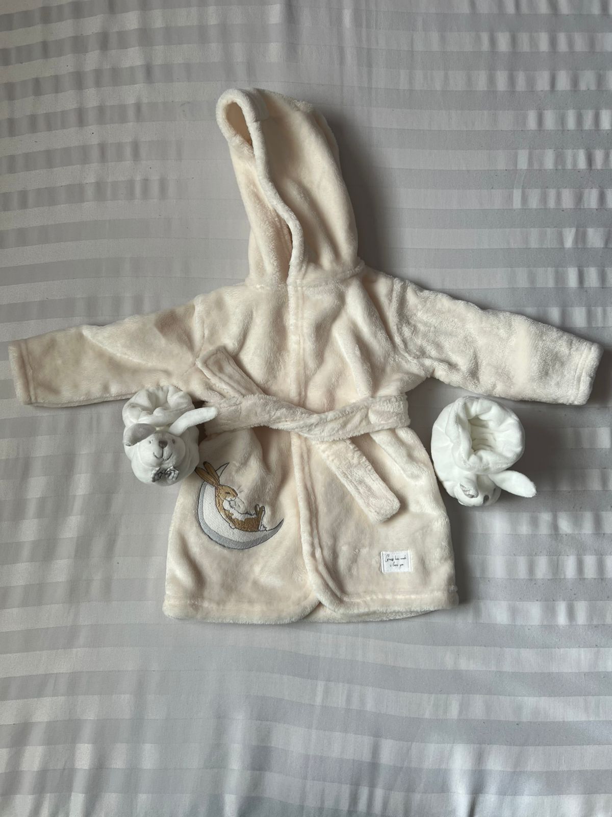 Thrift Kids Clothes- Bathrobe. Warm and Quality Kids Bathrobe. Age:3-6 Months. Comes with leg warmers As in the photo.