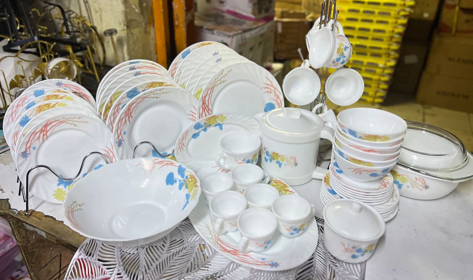 SUNDABEST 58 PCS CERAMIC DINNER SET - 20 plates 12 tea cups, 12 saucers, 1 soup bowl and 6 small bowls, 1 tea pot, 1 milk pot, 2 lids, 1 sugar dish and lid .