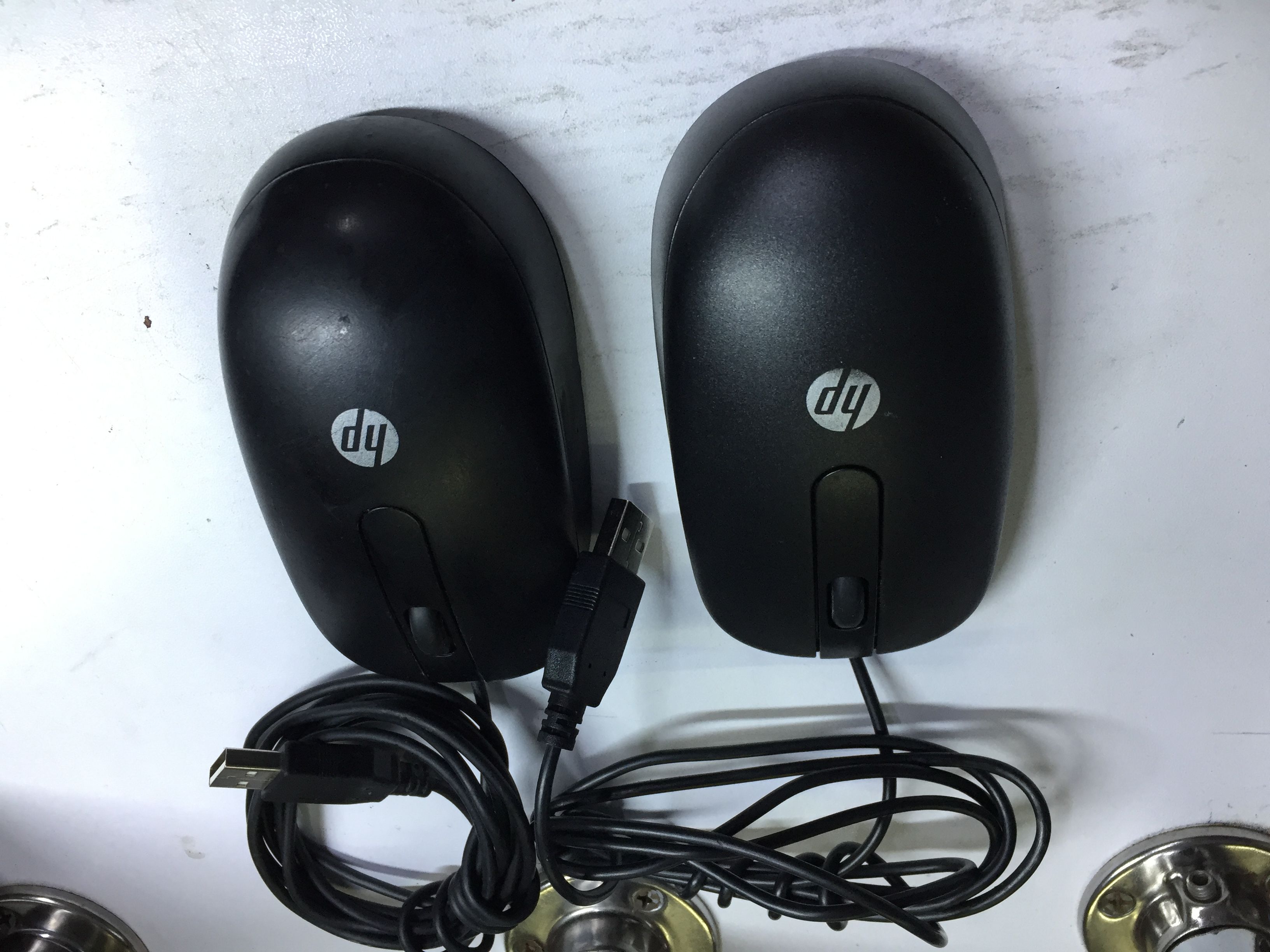 HP wired mouse.