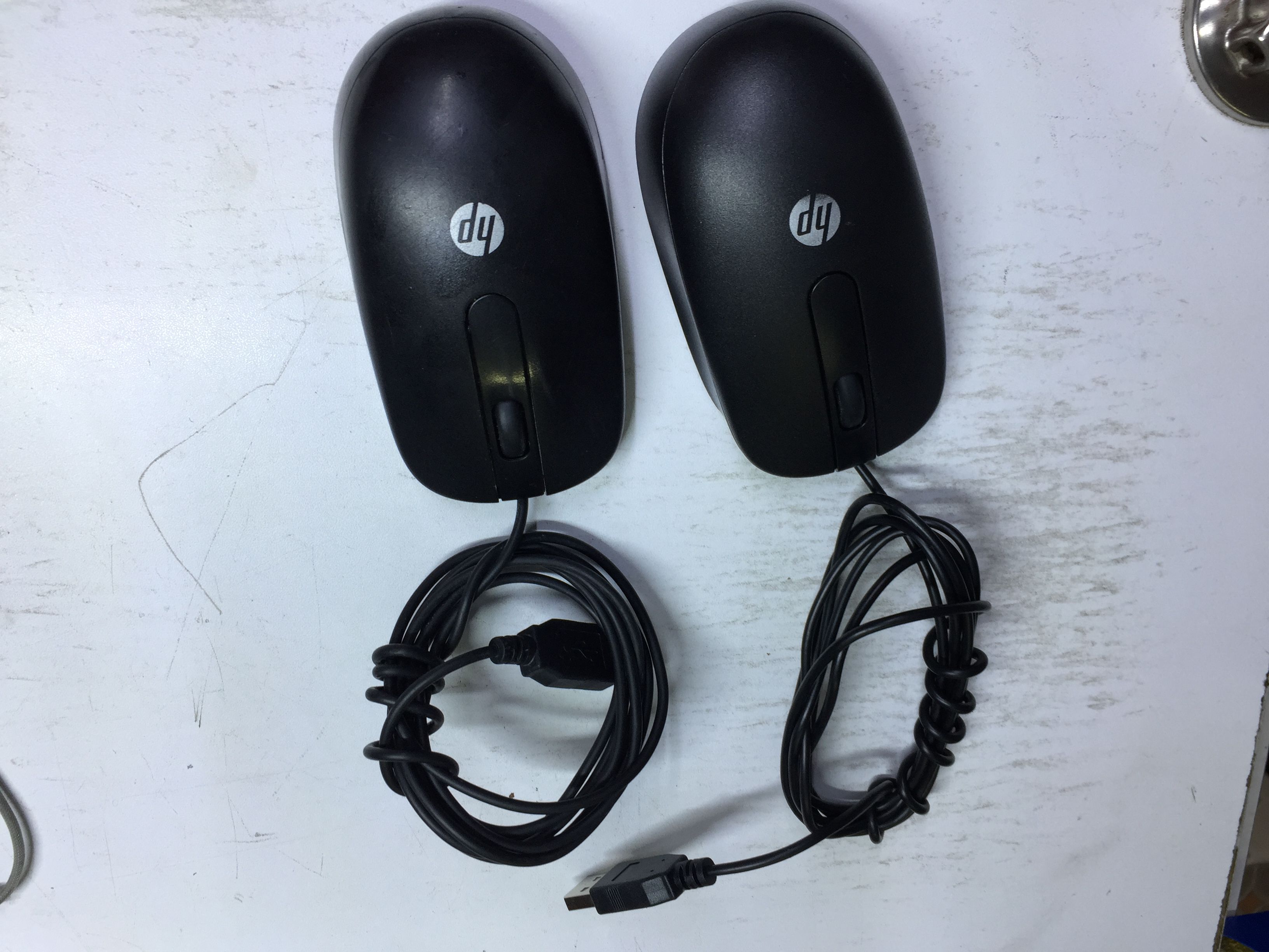 HP wired mouse.