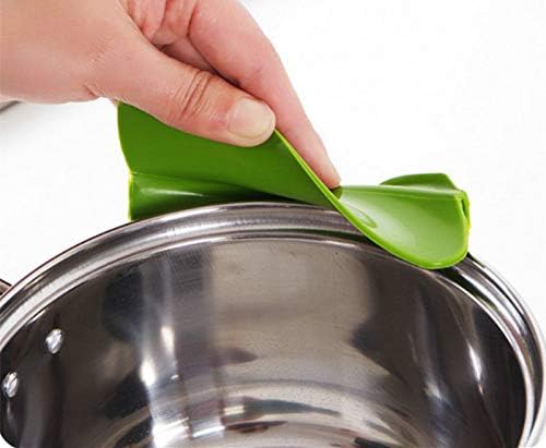 Green Shapely Silicone Pot Pourer - 2 pcs. The pour spout is a food grade silicone material environment health and good flexibility Kitchen Aid Drip-Free Silicone Spout for Pots Bowls and Pans