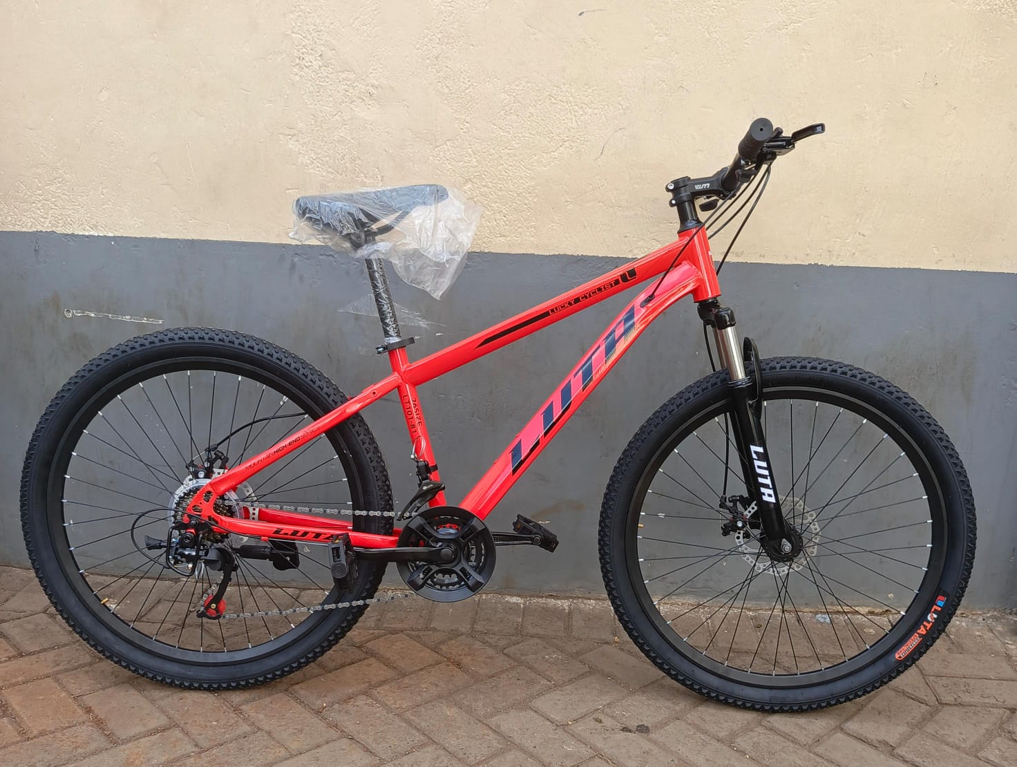 Luta Size 26 Mountain Bike – Sturdy Off-Road Bicycle with Dual Suspension, All-Terrain Tires, and Front/Rear Disc Brakes for Teens & Adults
