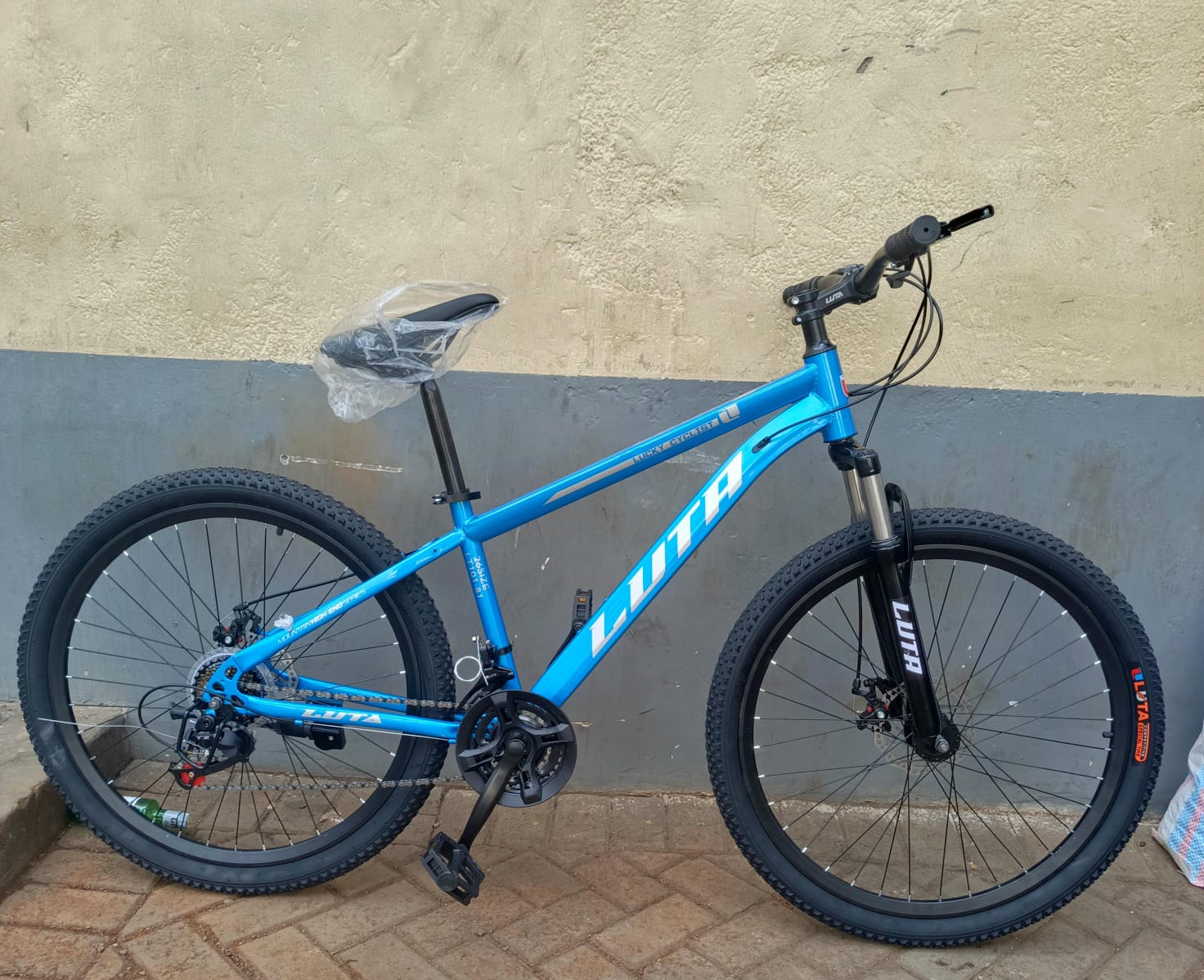 Luta Size 26 Mountain Bike – Sturdy Off-Road Bicycle with Dual Suspension, All-Terrain Tires, and Front/Rear Disc Brakes for Teens & Adults