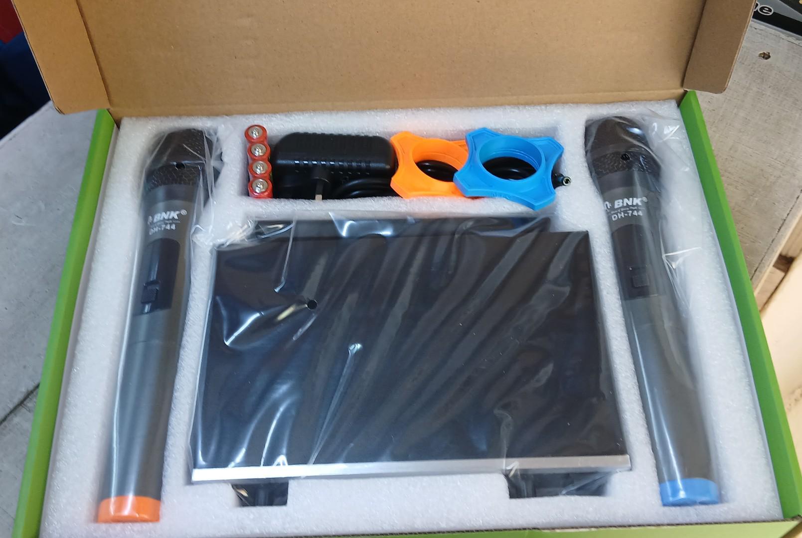 BNK DH-744 Wireless Microphone Professional Wireless Microphone.