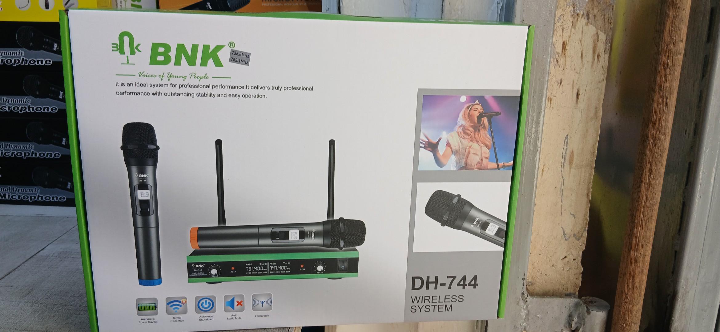 BNK DH-744 Wireless Microphone Professional Wireless Microphone.