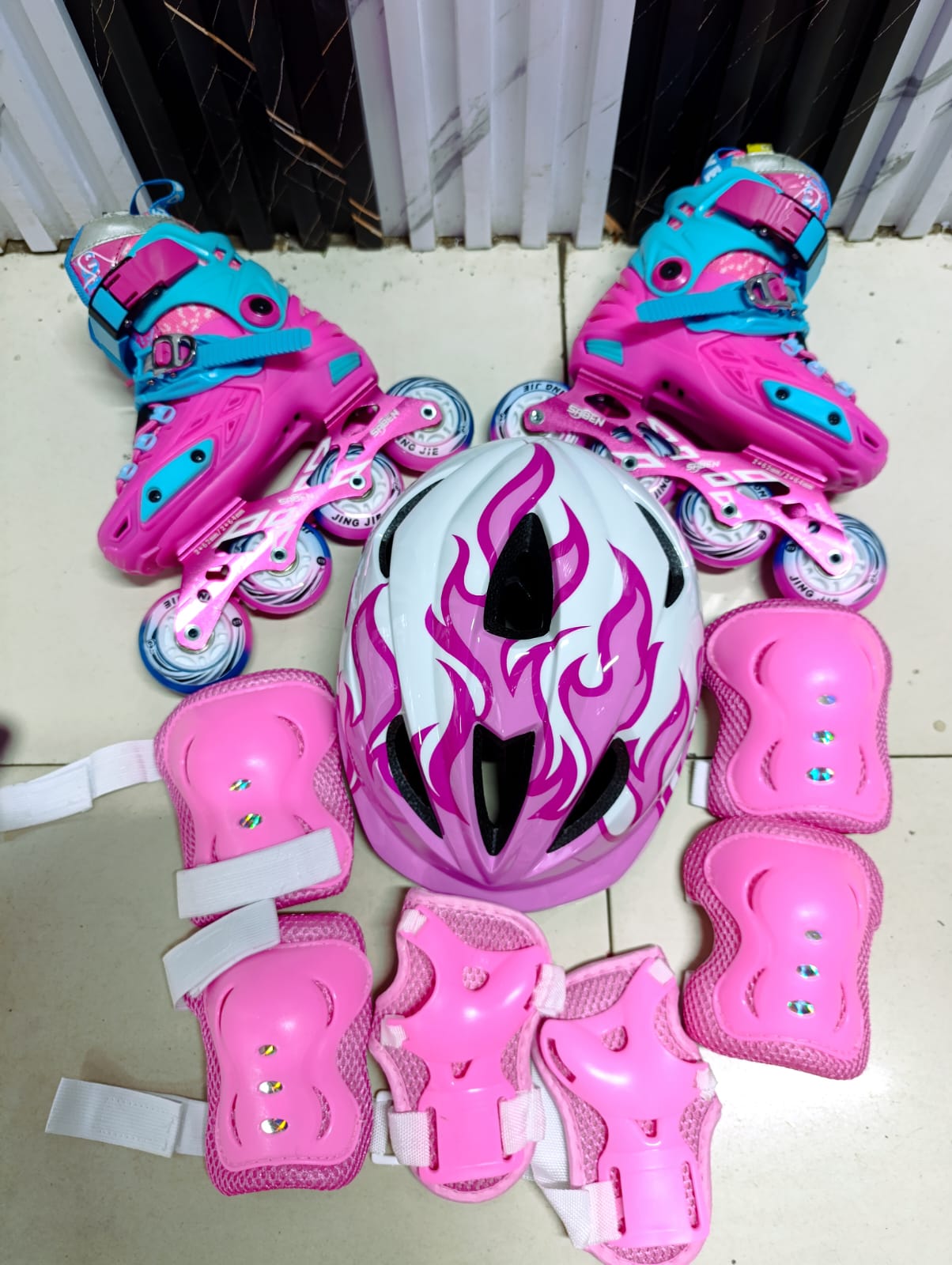 Skating shoes et inline roller skate shoes with helmet and guards- Pink