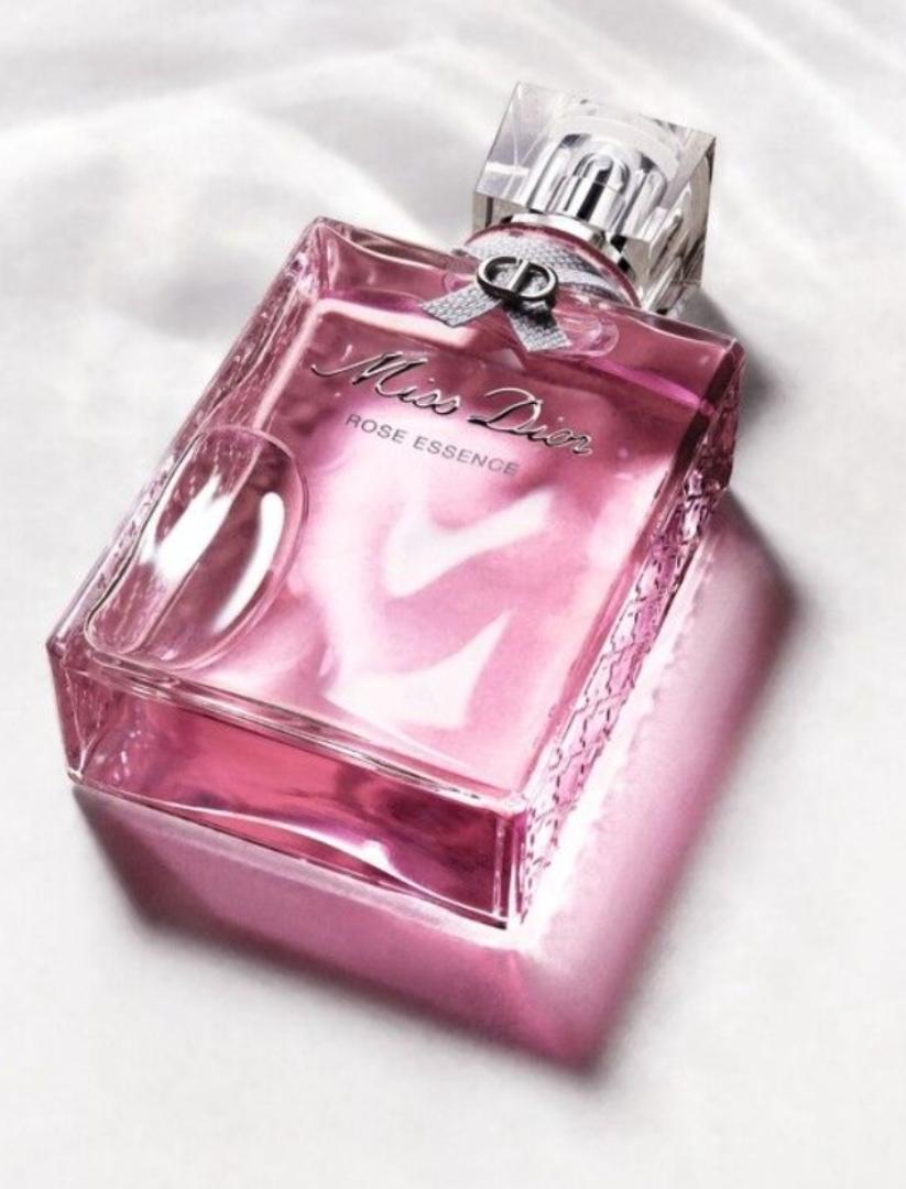 Miss Dior Rose Essence is the fruit of the 2021 harvest of May roses from the Domaine de Manon in Grasse.