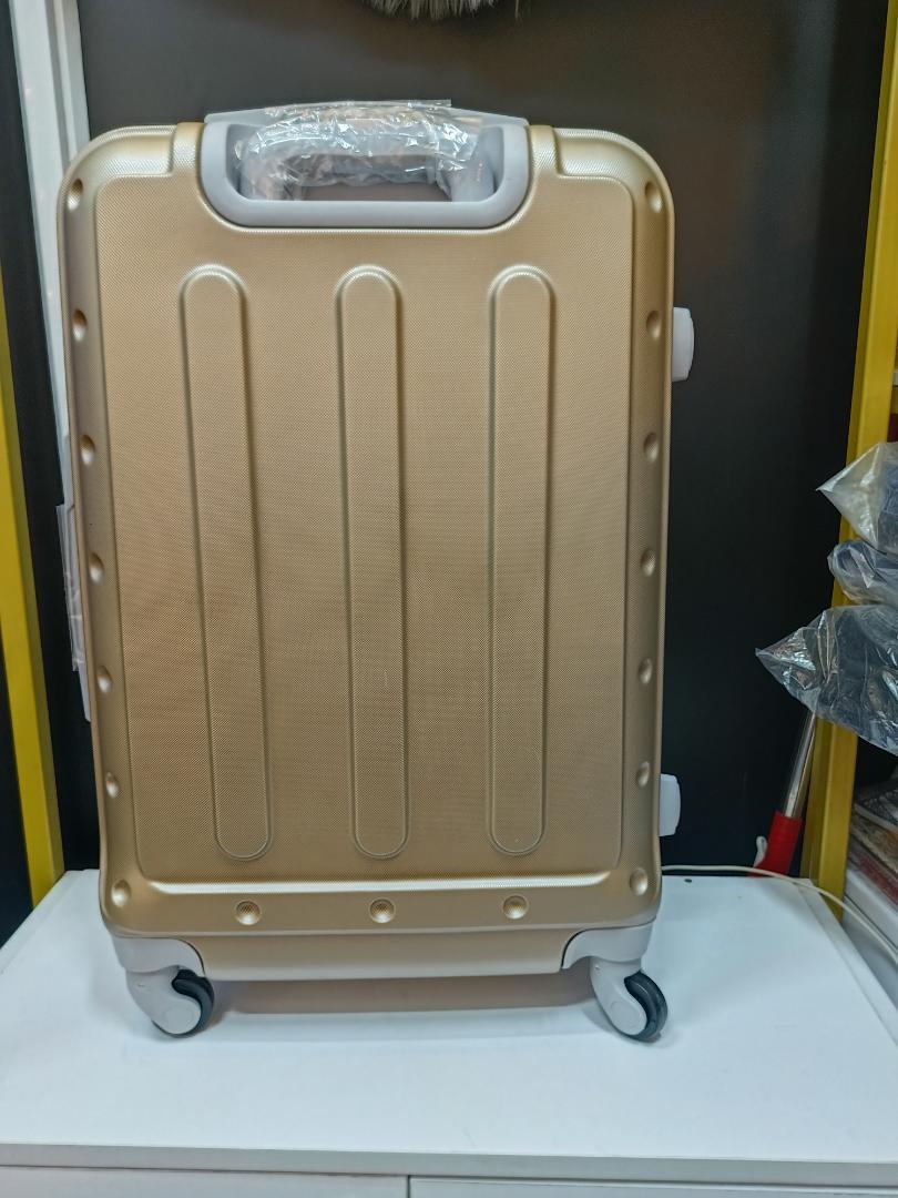 Medium golden travelling suitcase