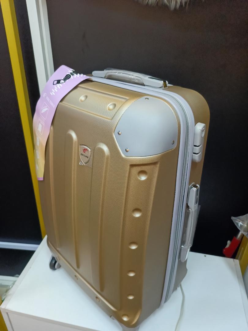 Medium golden travelling suitcase