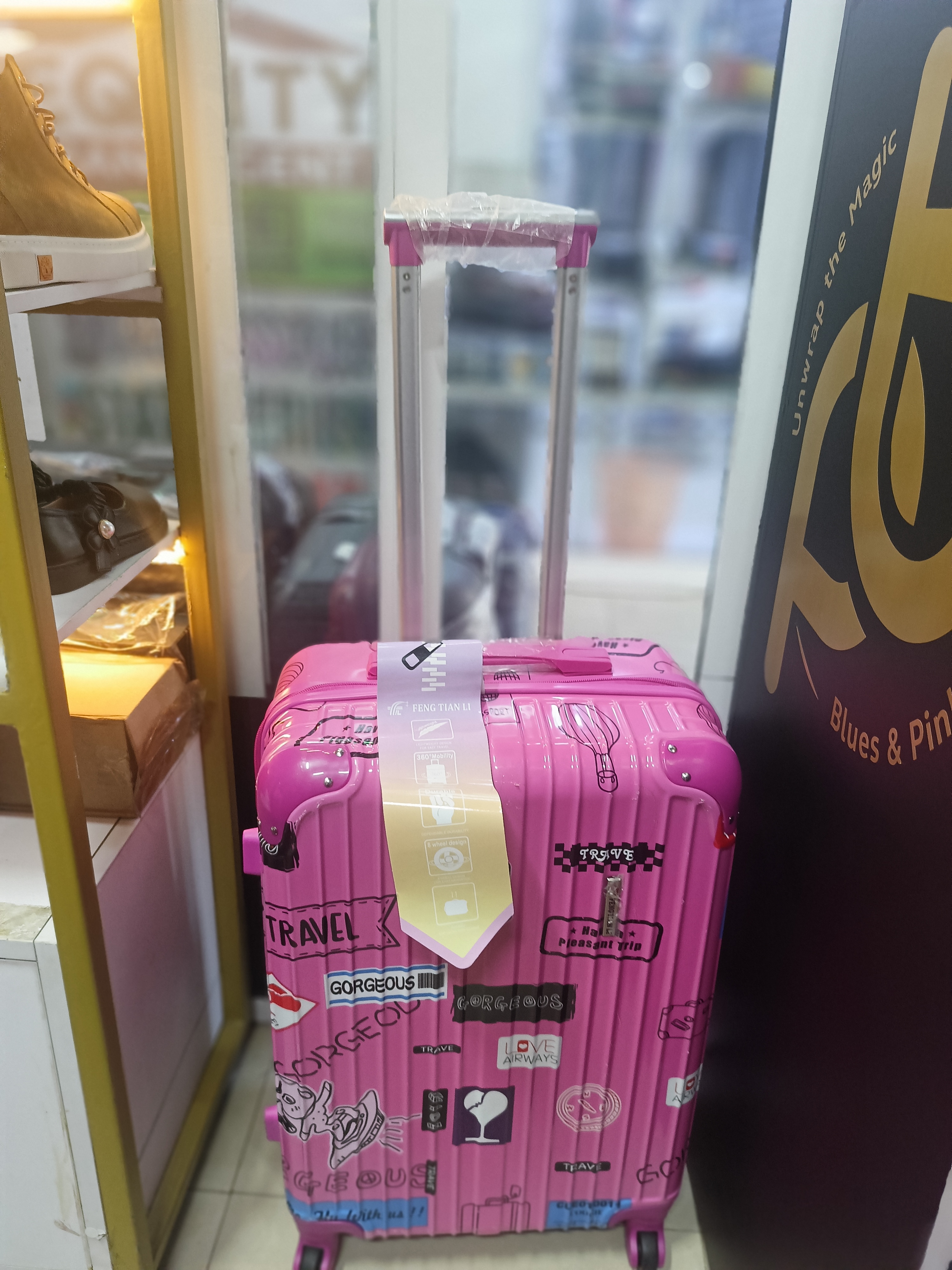 an executive large suitcase in ABS material and stylish handle