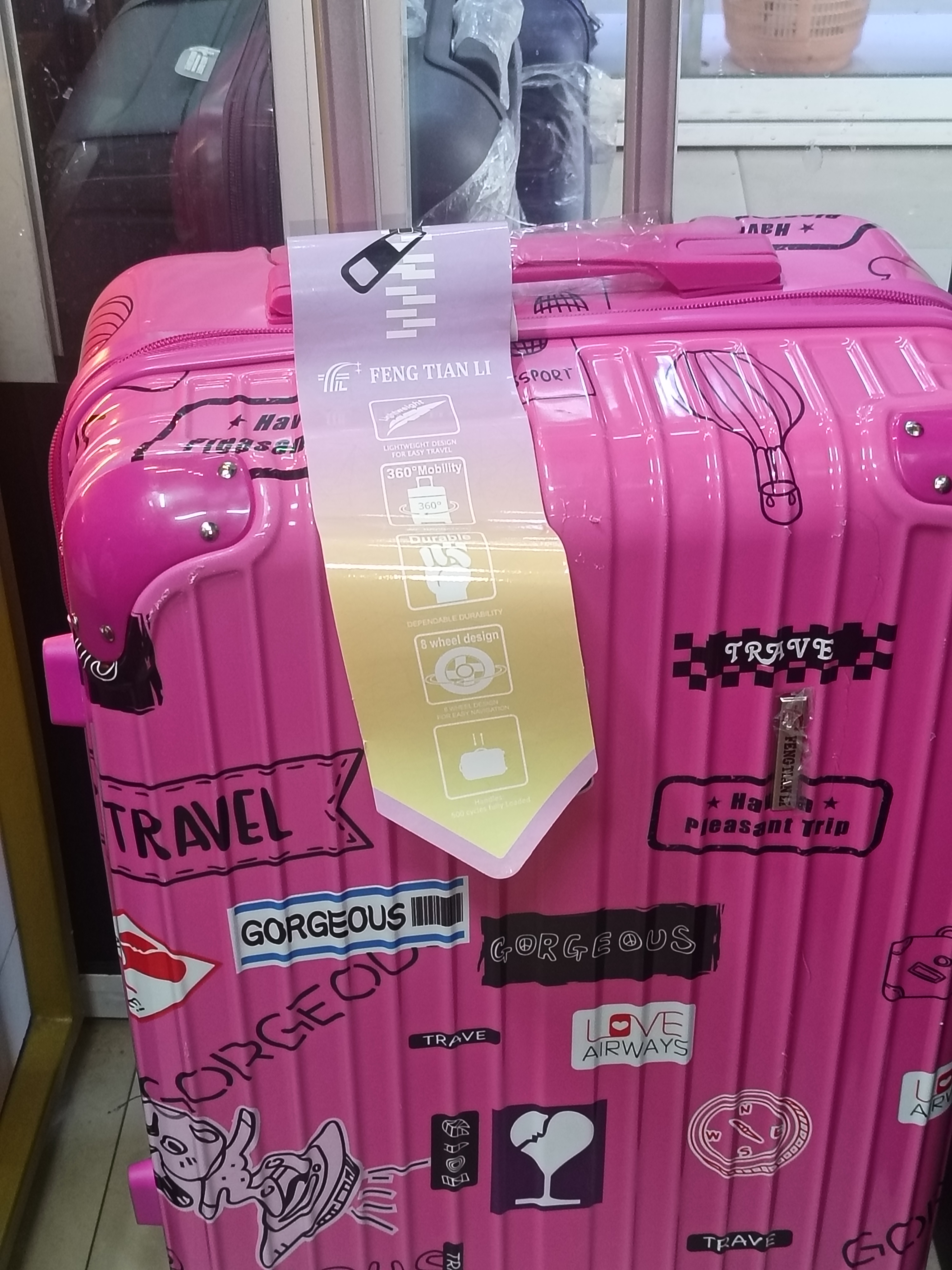 an executive large suitcase in ABS material and stylish handle