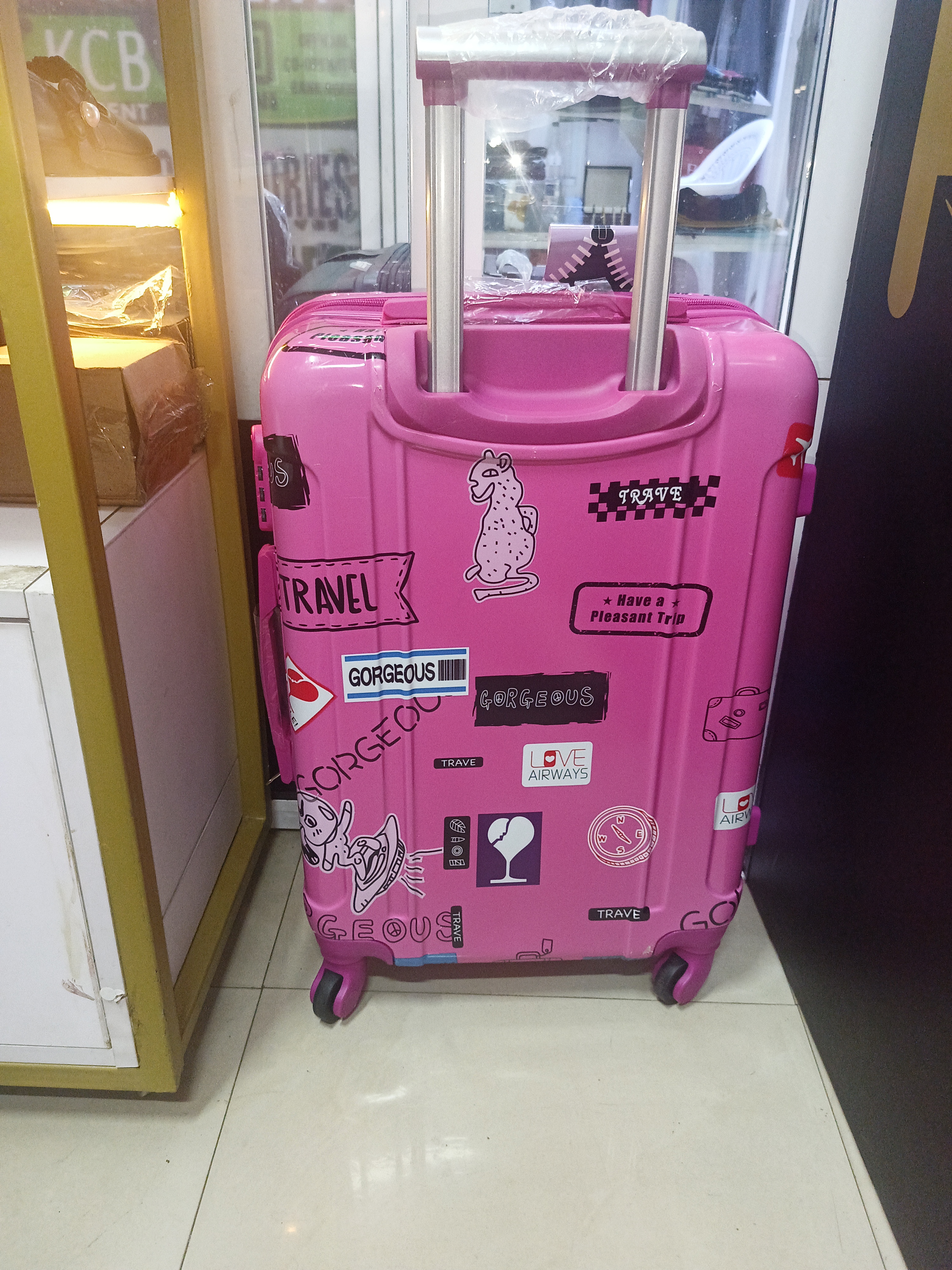 an executive large suitcase in ABS material and stylish handle