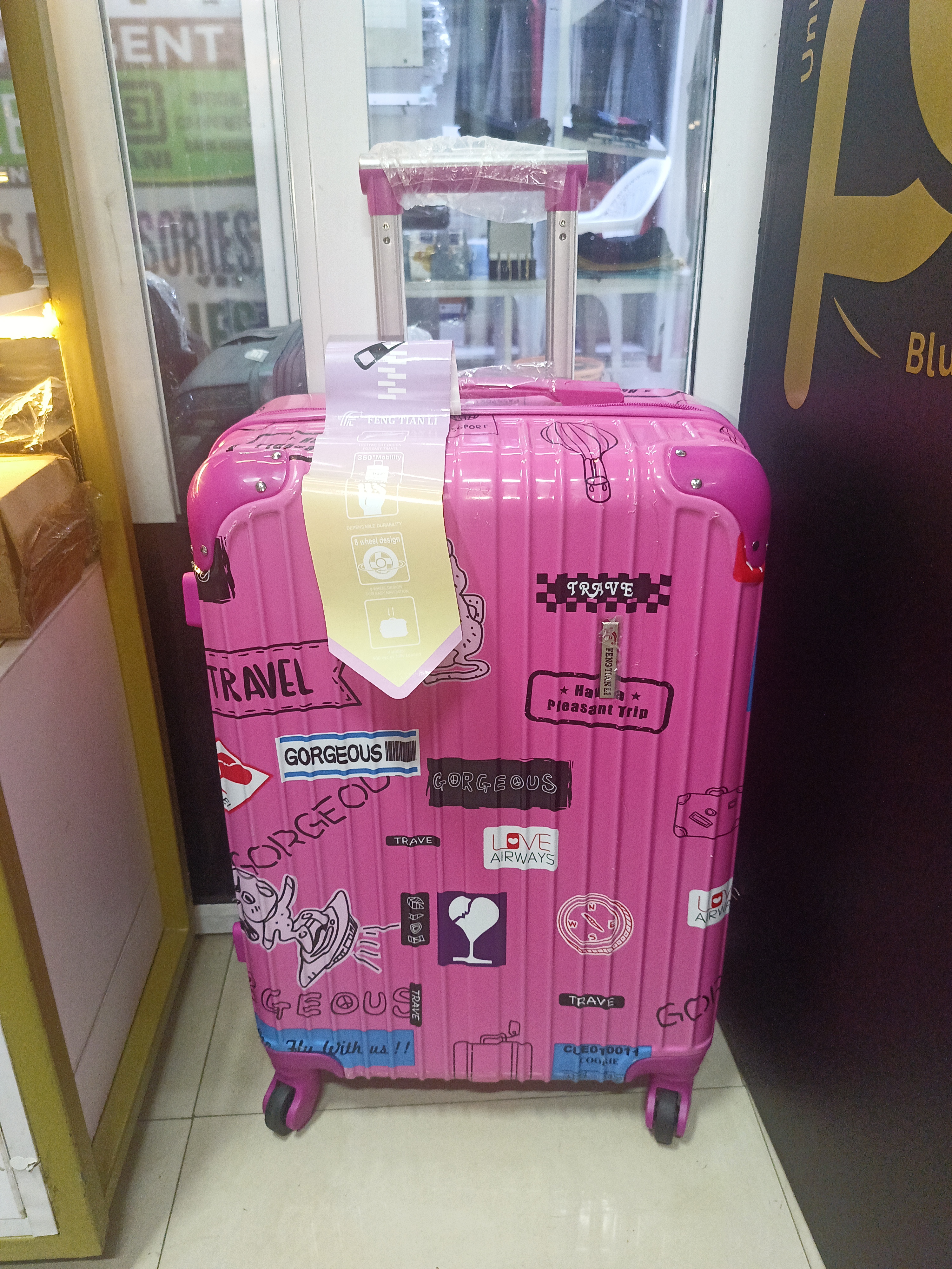 an executive large suitcase in ABS material and stylish handle