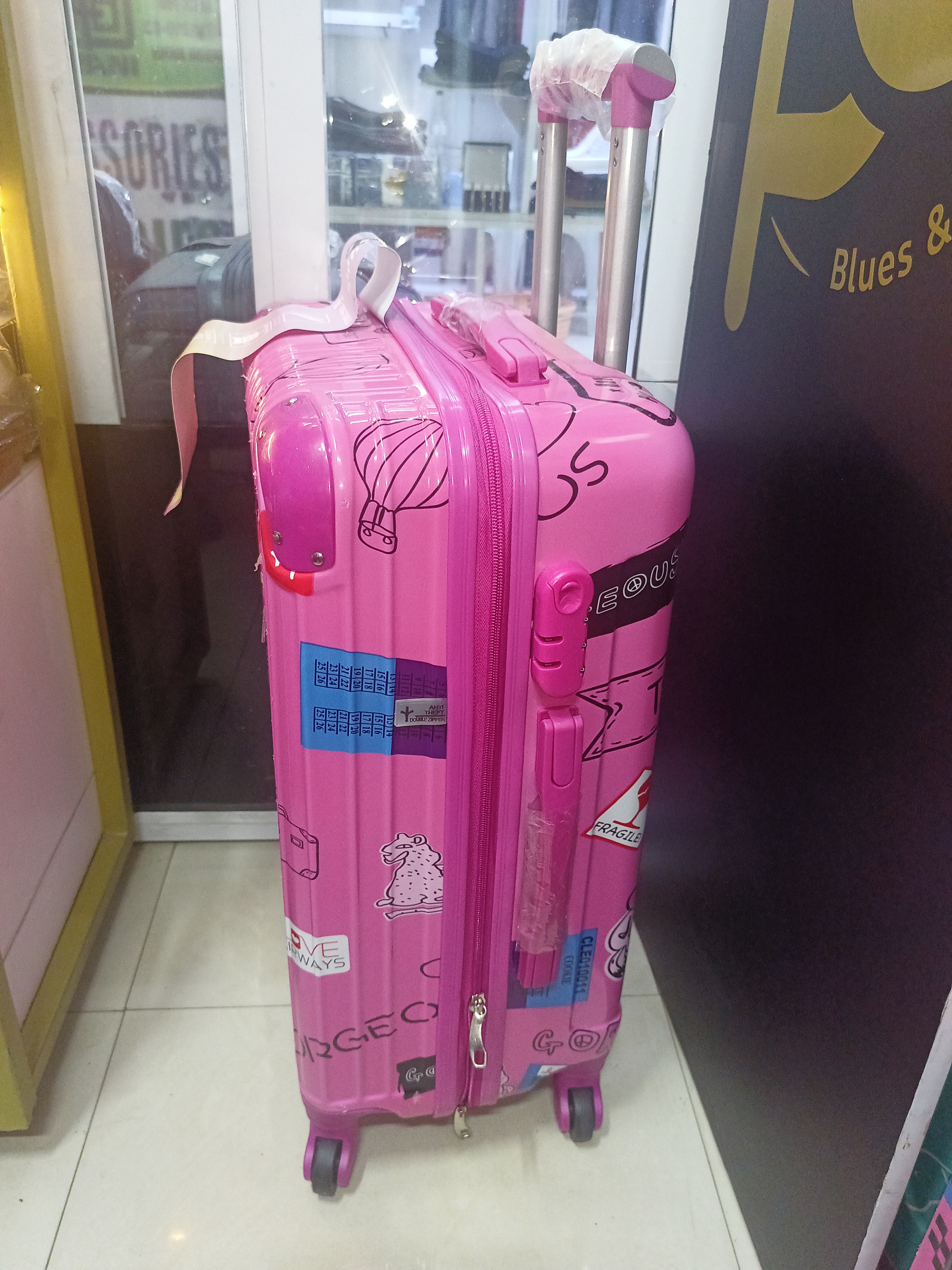 an executive large suitcase in ABS material and stylish handle