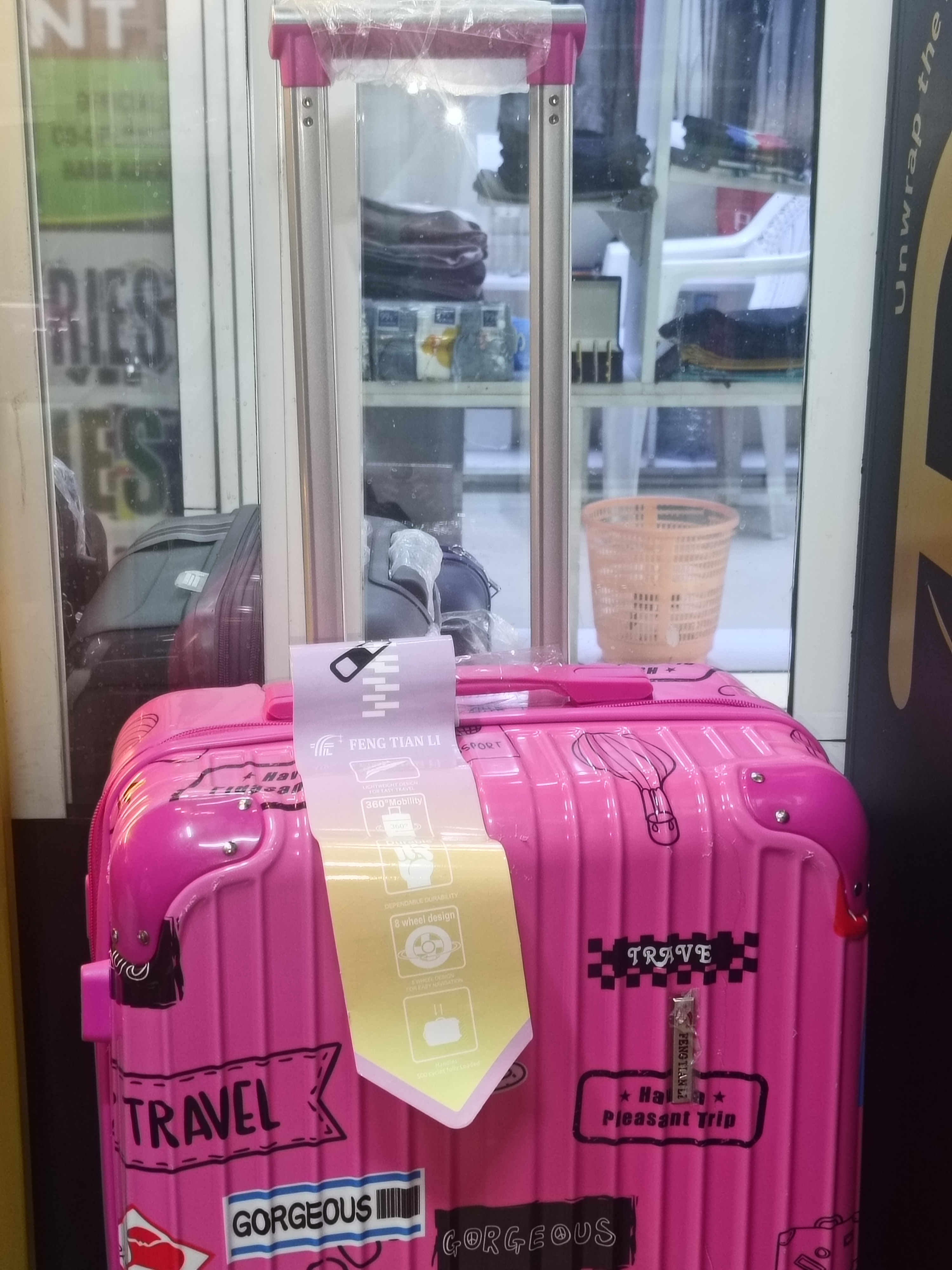 an executive large suitcase in ABS material and stylish handle