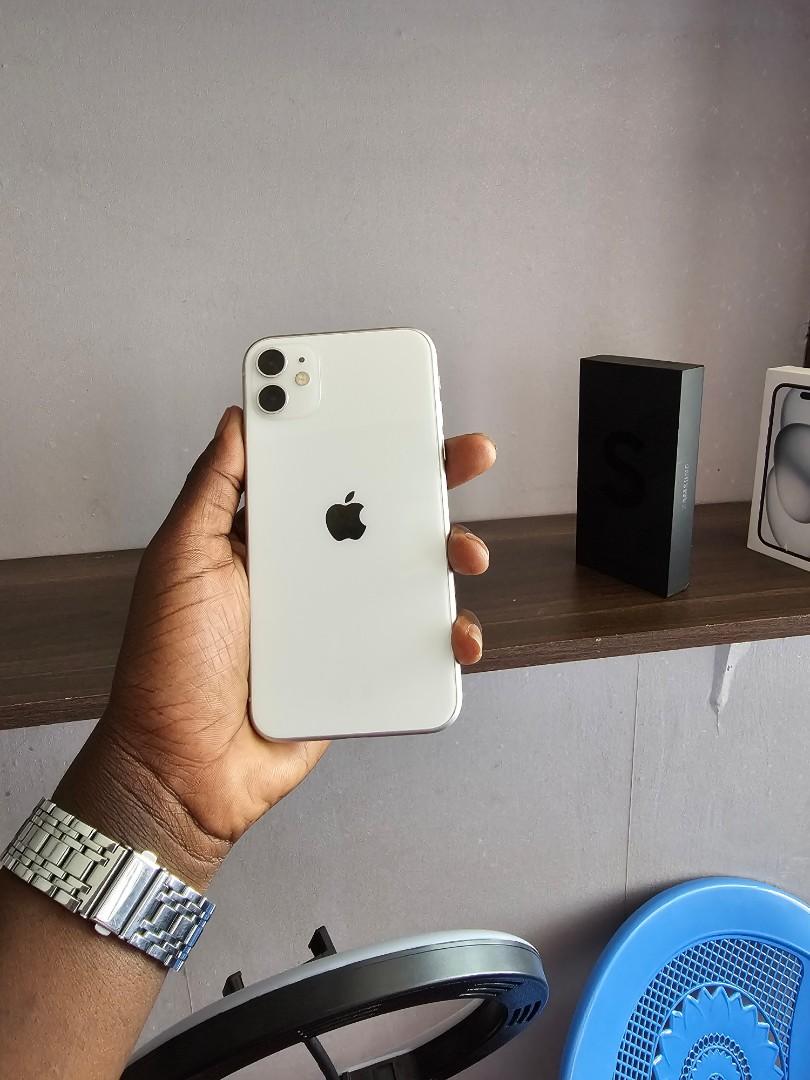 Ex uk Iphone 11 plain 128gb with face I'd in mint condition