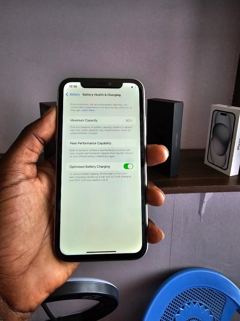 Ex uk Iphone 11 plain 128gb with face I'd in mint condition