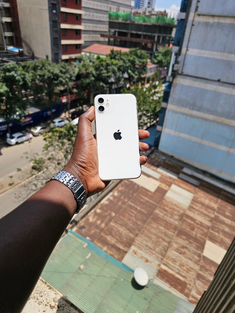 Ex uk Iphone 11 plain 128gb with face I'd in mint condition