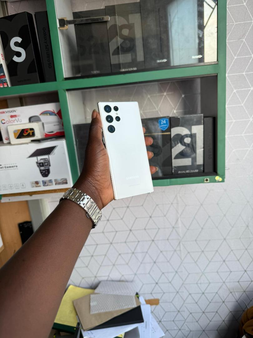 Ex UK Samsung S22 ultra 1tb 12gb ram White