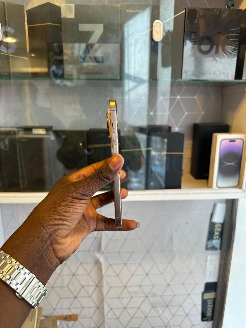 EX UK IPHONE 16 PRO MAX 256GB BOTH SIM CARD AND ESIM