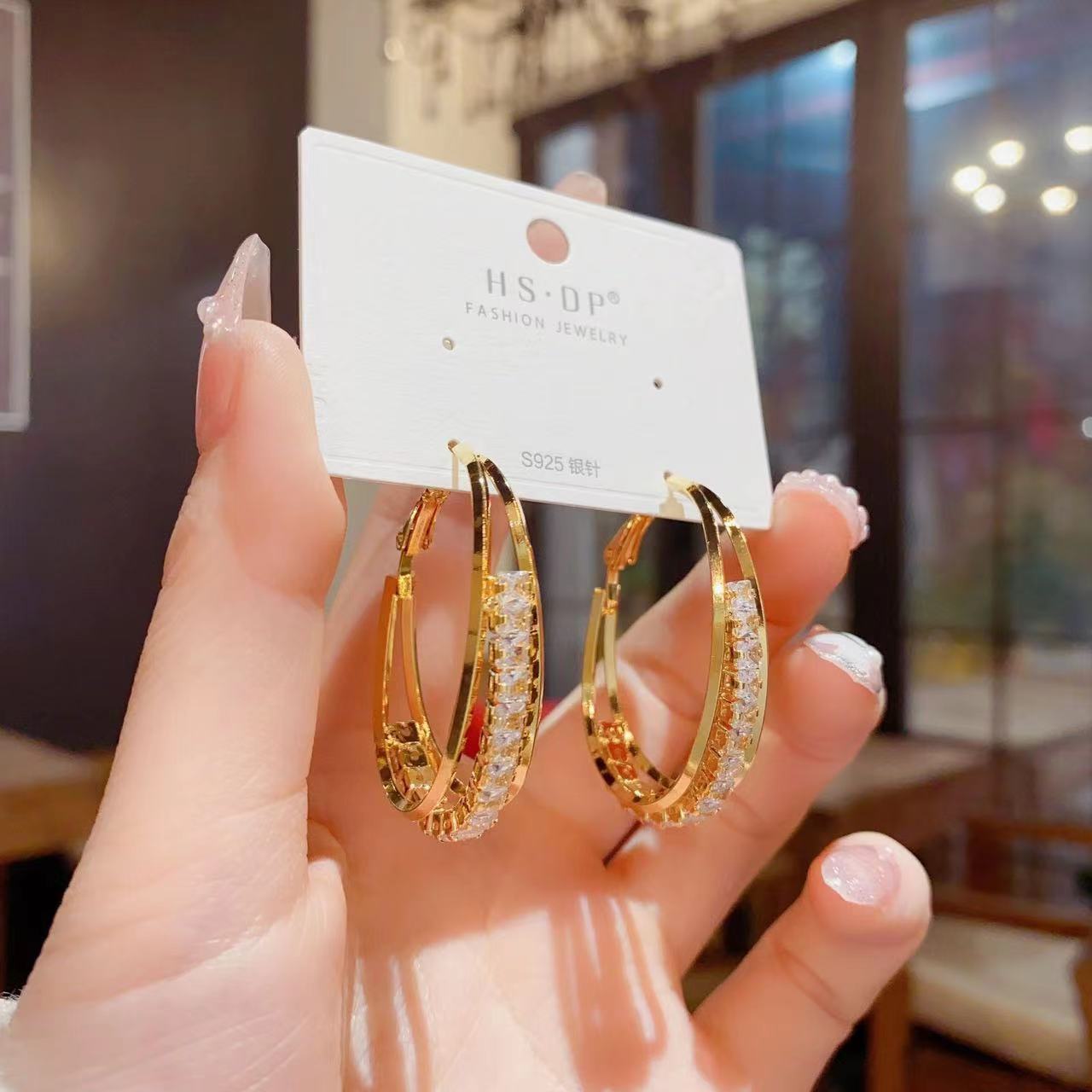Light luxury high-grade metal hoop earrings for women 925 silver needle super flash crystal earrings