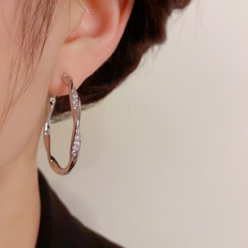Simple, retro, stylish, high-end diamond-encrusted metal hoop earrings, niche design, minimalist style, trendy and popular earrings.