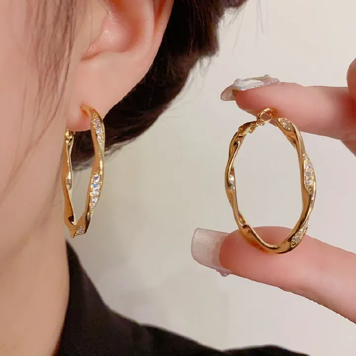 Simple, retro, stylish, high-end diamond-encrusted metal hoop earrings, niche design, minimalist style, trendy and popular earrings.
