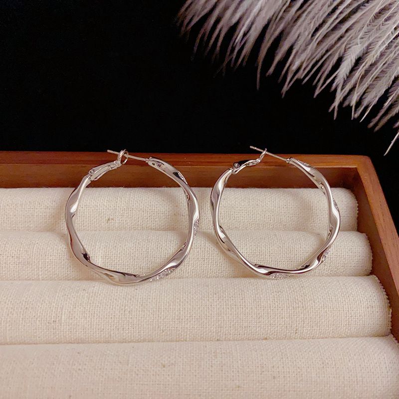 Simple, retro, stylish, high-end diamond-encrusted metal hoop earrings, niche design, minimalist style, trendy and popular earrings.