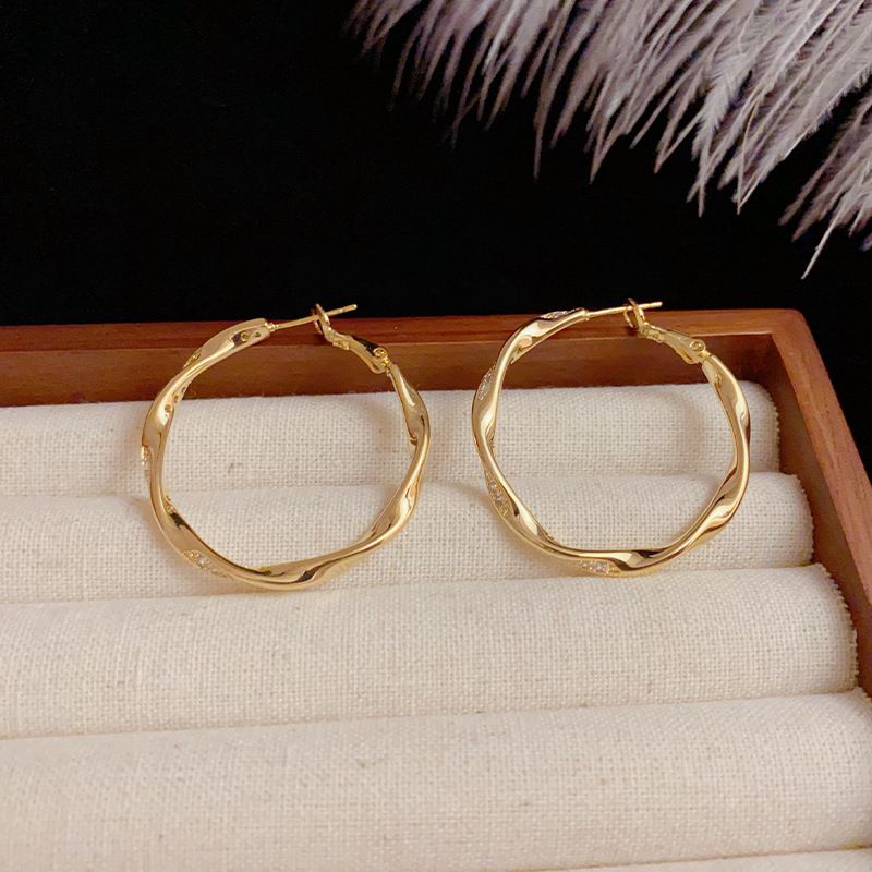 Simple, retro, stylish, high-end diamond-encrusted metal hoop earrings, niche design, minimalist style, trendy and popular earrings.