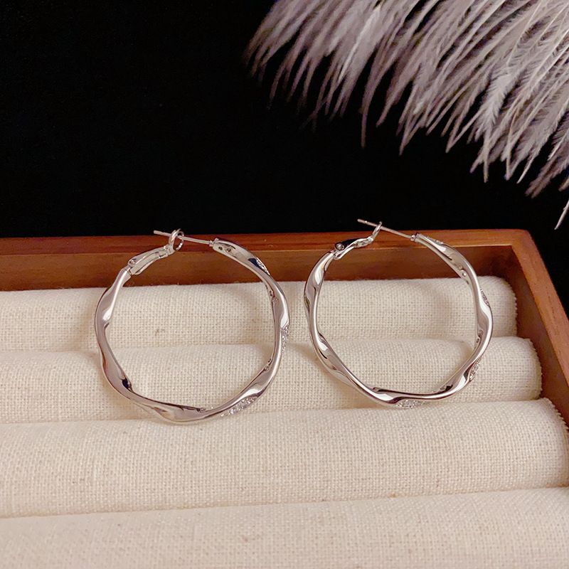 Simple, retro, stylish, high-end diamond-encrusted metal hoop earrings, niche design, minimalist style, trendy and popular earrings.