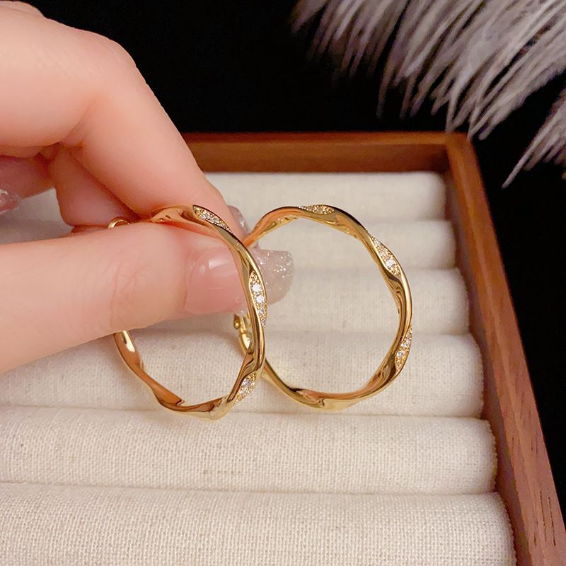 Simple, retro, stylish, high-end diamond-encrusted metal hoop earrings, niche design, minimalist style, trendy and popular earrings.