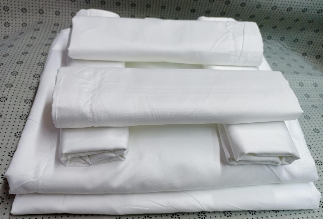 🔅🔅🔅4 pc Plain white bedsheets
✨2 pcs bedsheets
✨2 pcs pillow cases
▪️6x7

💫Cotton