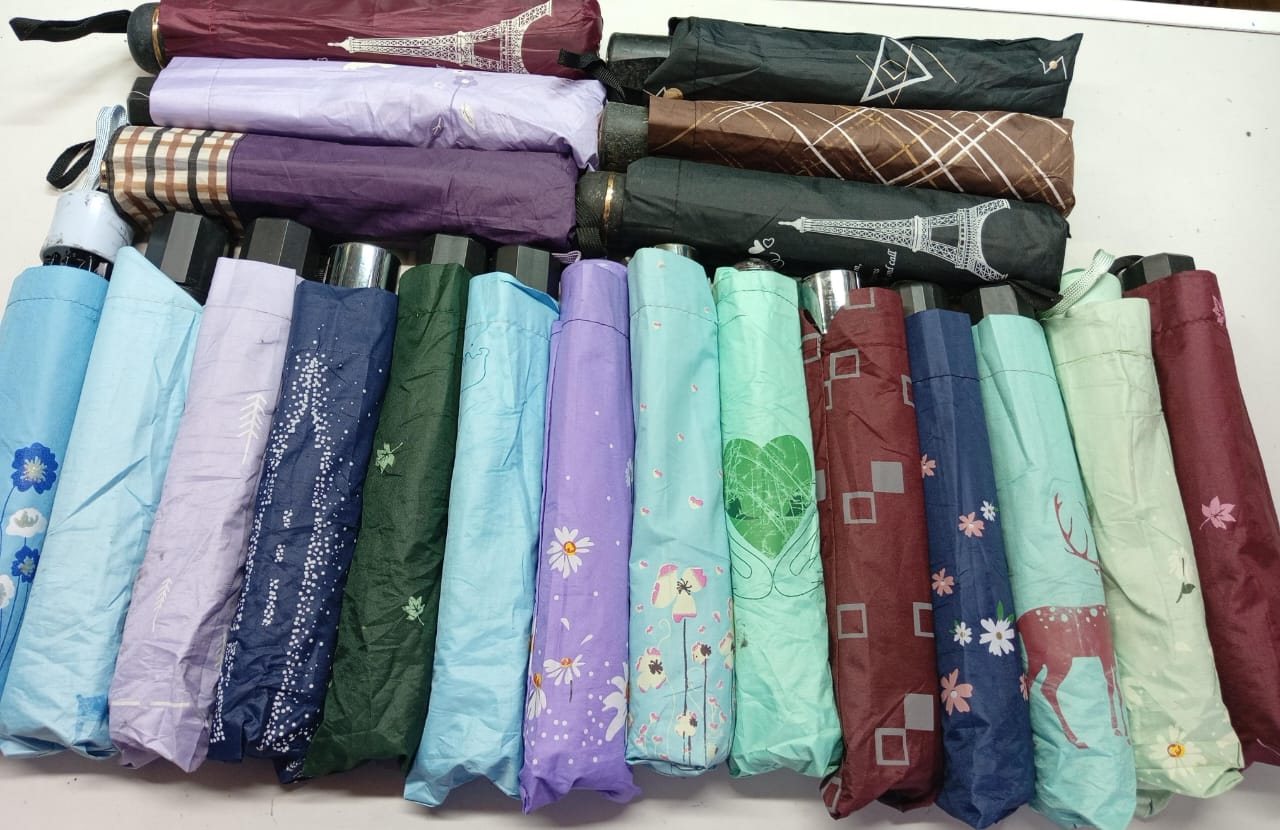 ☔☔☔ 3 fold umbrella 

☔Available in different colours

⚡High quality fabric

☔ideal and convenient for both rainy and sunny seasons 

  💫durable