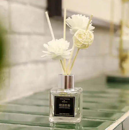Aromatherapy reed diffuser with a 50ml capacity available in a white glass bottle. Comes in 5 different scents and perfect for use in the office, washroom, living room, bedroom, etc.