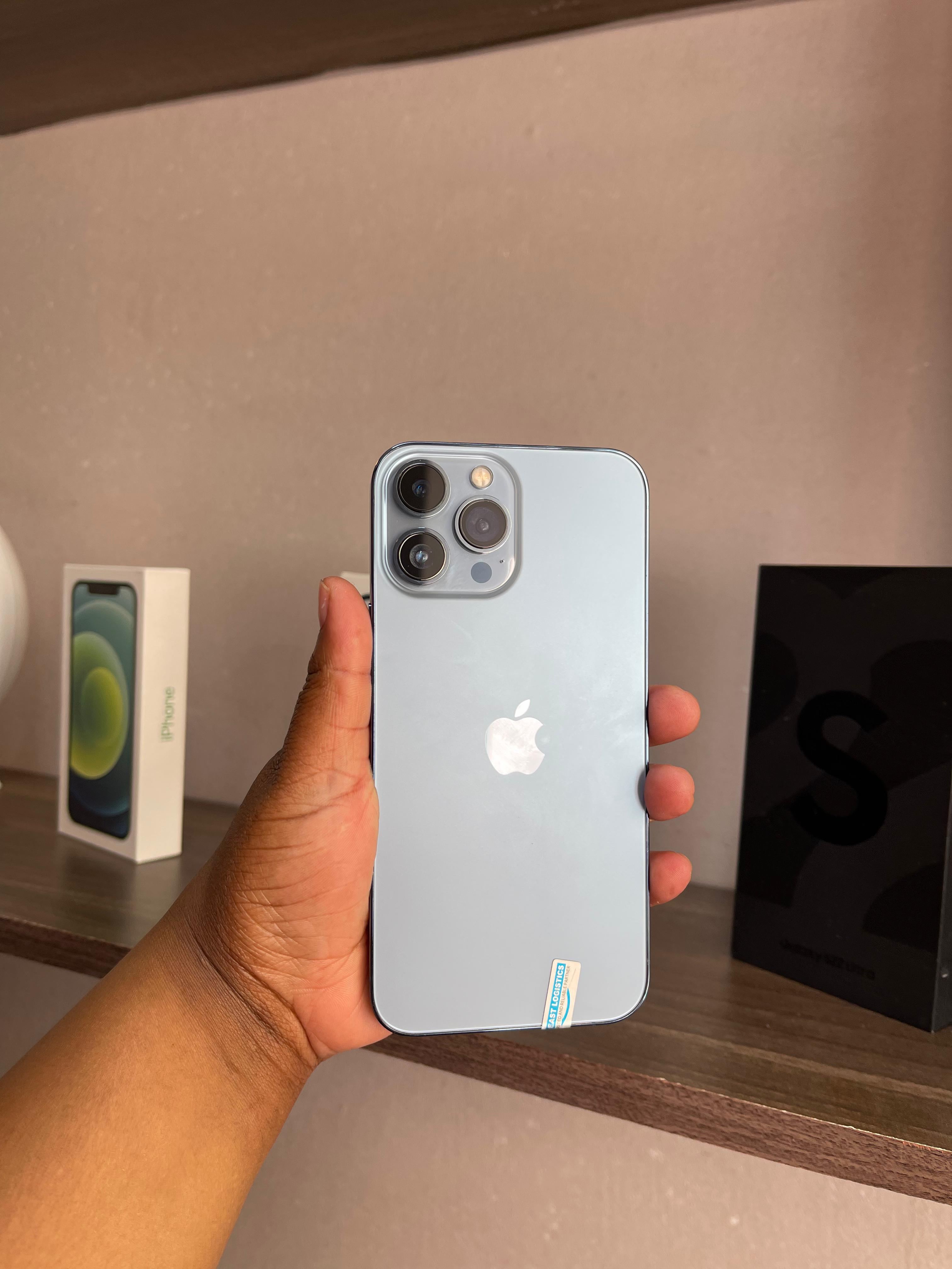 Refurbished Apple iPhone 13 Pro Max 256GB Original Smartphone – 6.7 Inch Super Retina XDR OLED Display with ProMotion 120Hz, Powerful A15 Bionic Chip, Triple 12MP Pro Camera System (Wide Ultra-Wide )