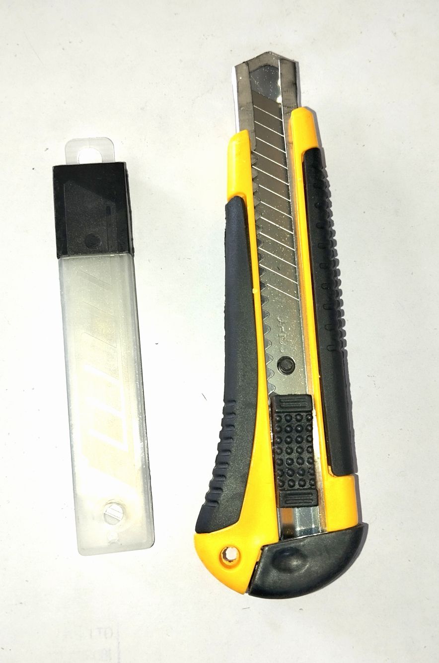 Utility Stripping Knife & 3 Free Breakable Blades