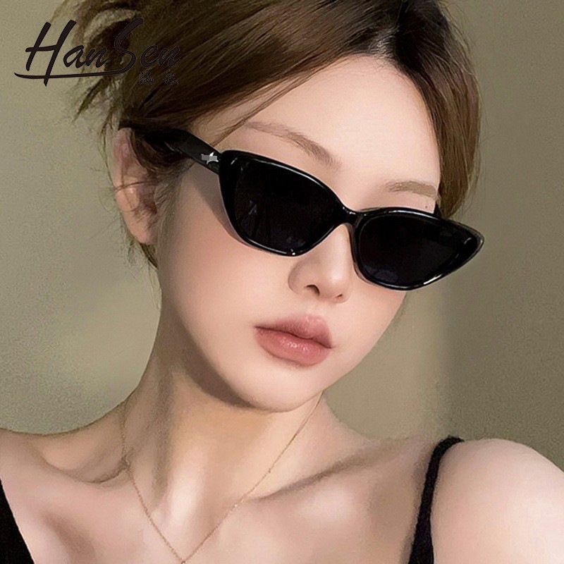 Retro triangular cat-eye small face sunglasses female high-class sense of black small frame sunglasses sunscreen styling photographed