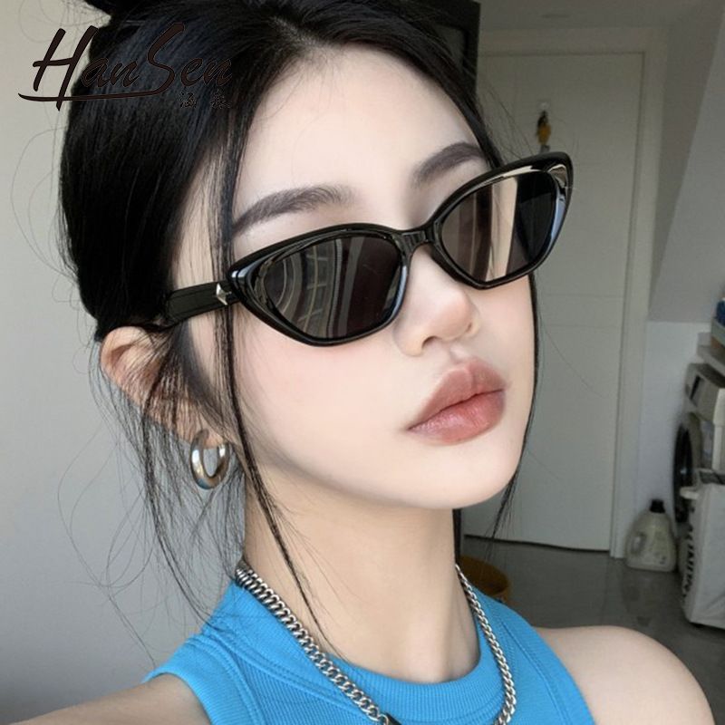 Retro triangular cat-eye small face sunglasses female high-class sense of black small frame sunglasses sunscreen styling photographed
