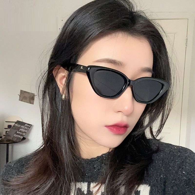 Retro triangular cat-eye small face sunglasses female high-class sense of black small frame sunglasses sunscreen styling photographed
