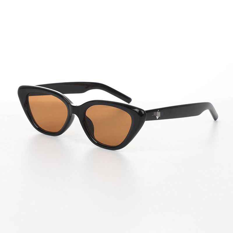 Retro triangular cat-eye small face sunglasses female high-class sense of black small frame sunglasses sunscreen styling photographed