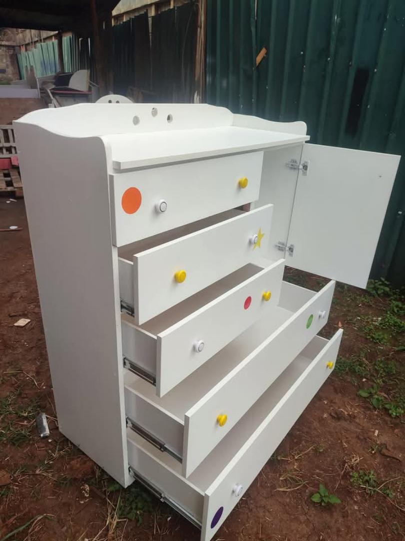 Dresser with 5 Drawers, White Chest of Drawers with Open Shelves, Modern 5 Drawer Chest with Knobs, 5 Drawer Dresser Cabinet for Bedroom Living Room