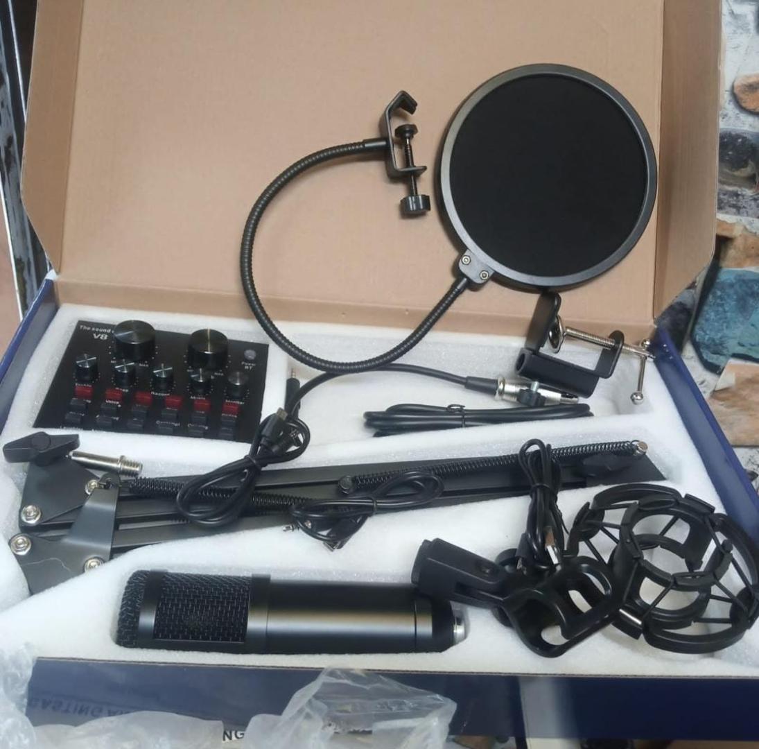 BM 800 Condenser microphone with full podcasts kit: V8 sound card, pop filter, shock mount, stand