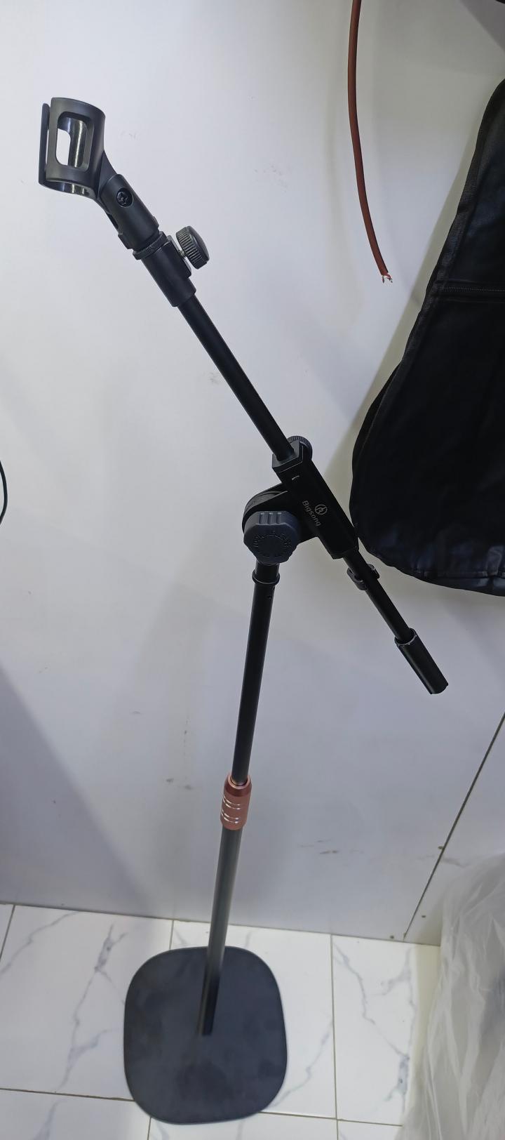 Round Base Metallic Professional Microphone Stand