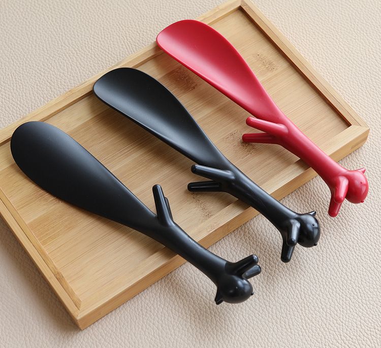 1 pcs of plastic shoe hornsr,  can used for decorative item. This household shoe puller has  nice design, very convenient to use, allowing for easy removal and insertion of shoes