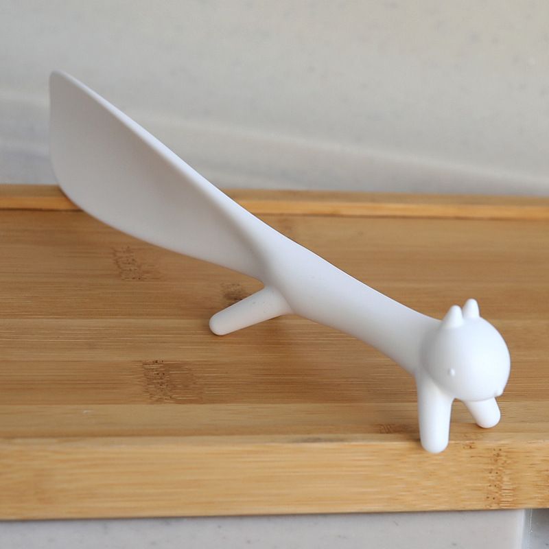 1 pcs of plastic shoe hornsr,  can used for decorative item. This household shoe puller has  nice design, very convenient to use, allowing for easy removal and insertion of shoes