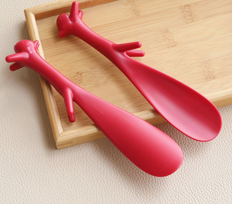1 pcs of plastic shoe hornsr,  can used for decorative item. This household shoe puller has  nice design, very convenient to use, allowing for easy removal and insertion of shoes